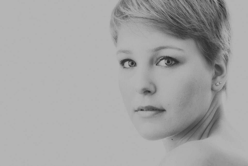 Junge Frau portraitiert im Fotostudio Reuther. Portraitfotografie Koblenz.