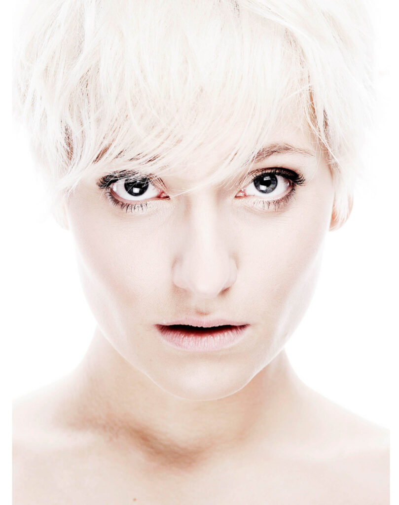 Portrait einer jungen Frau. Studiaufnahme, High-key Fotografie von Fotostudio Reuther.